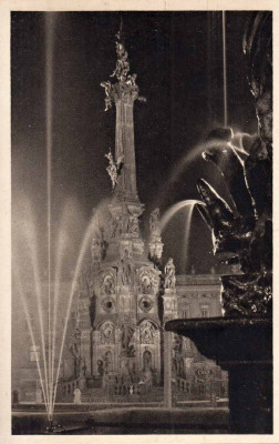 Pohlednice Olomouc - Pohled na sv. Trojici za nočního osvětlení